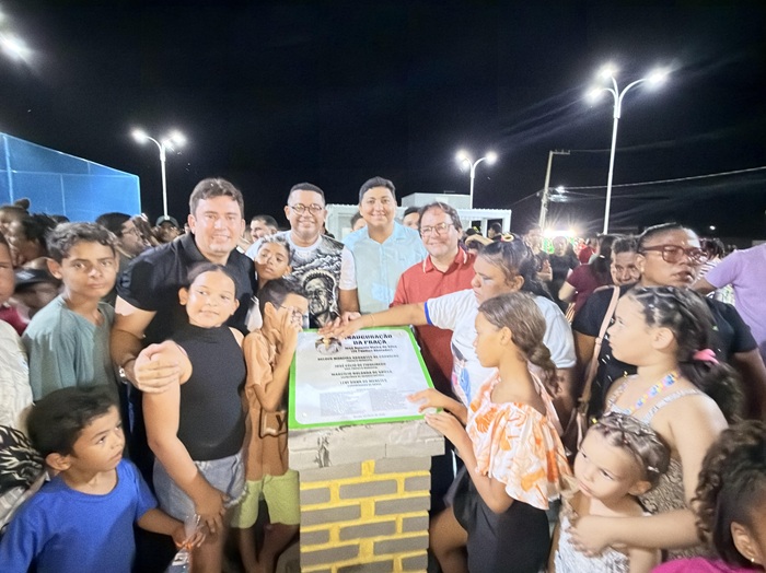 No bairro CEHAP, Prefeitura entrega moderna praça e asfaltamento da rua principal 